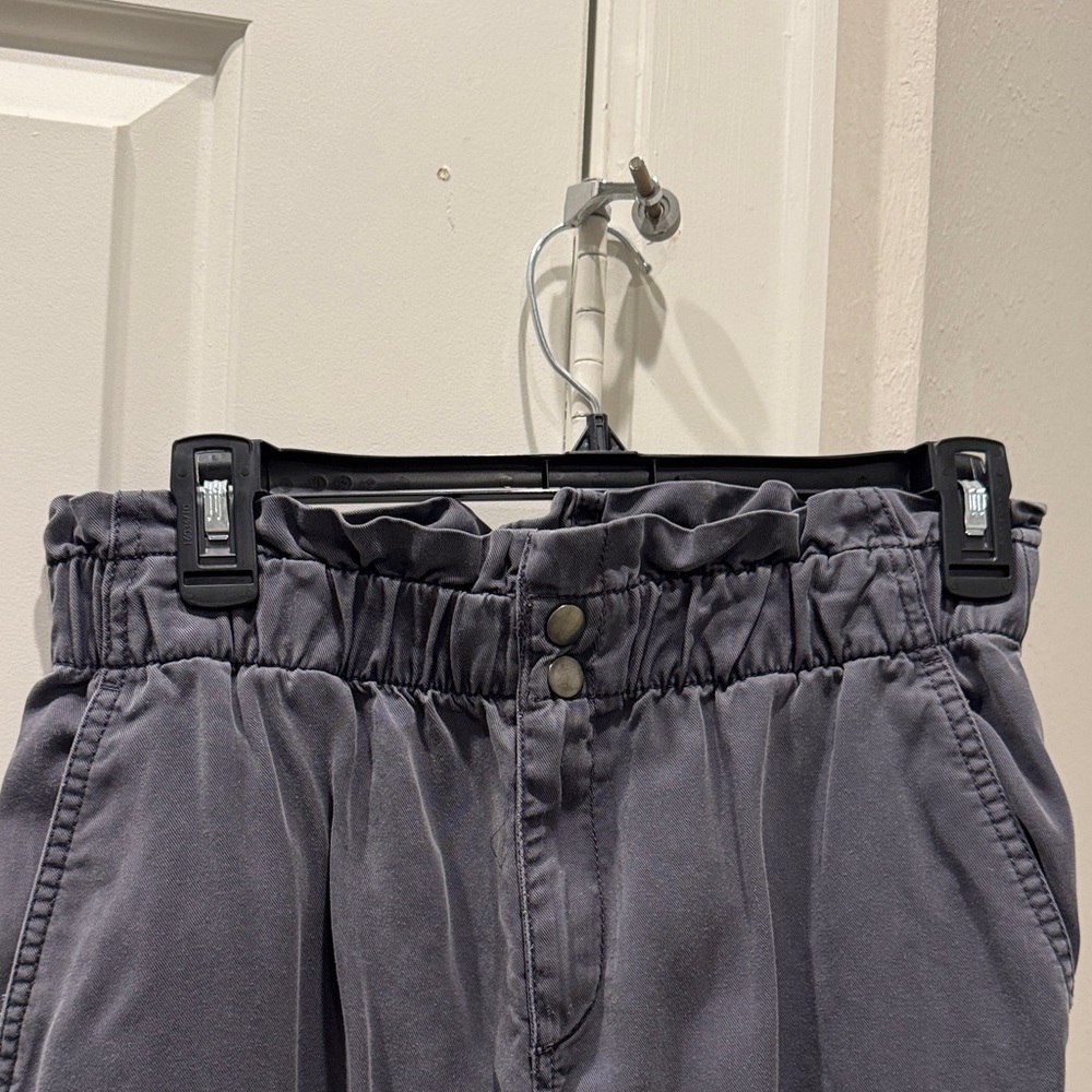 LOFT Women's Gray Capris